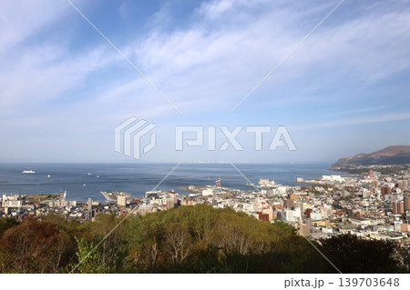 五月の北海道、小樽、小樽市、おたる、漫画やアニメの聖地巡礼、旭展望台より小樽の街並みを望む五月の春 139703648