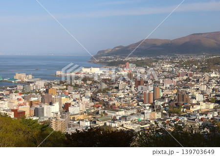 五月の北海道、小樽、小樽市、おたる、漫画やアニメの聖地巡礼、旭展望台より小樽の街並みを望む五月の春 139703649
