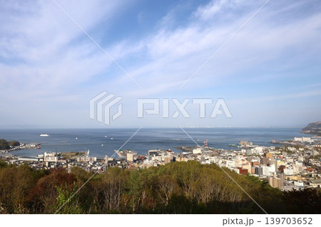 五月の北海道、小樽、小樽市、おたる、漫画やアニメの聖地巡礼、旭展望台より小樽の街並みを望む五月の春 五月の北海道、小樽、小樽市、おたる、漫画やアニメの聖地巡礼、旭展望台より小樽の街並みを望む五月の春 139703652