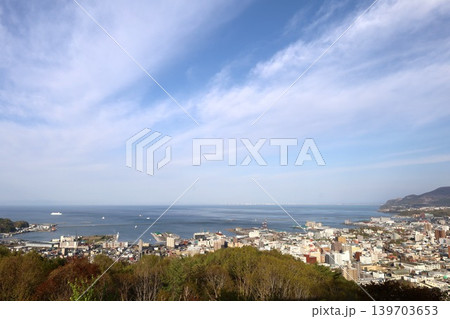 五月の北海道、小樽、小樽市、おたる、漫画やアニメの聖地巡礼、旭展望台より小樽の街並みを望む五月の春 139703653