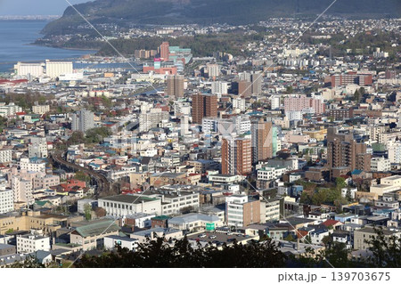 五月の北海道、小樽、小樽市、おたる、漫画やアニメの聖地巡礼、旭展望台より小樽の街並みを望む五月の春 五月の北海道、小樽、小樽市、おたる、漫画やアニメの聖地巡礼、旭展望台より小樽の街並みを望む五月の春 139703675