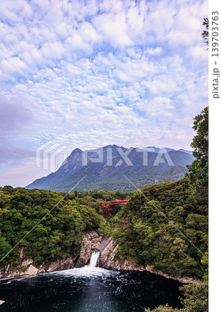 屋久島の大自然に抱かれたトローキの滝と渓谷風景 139703763