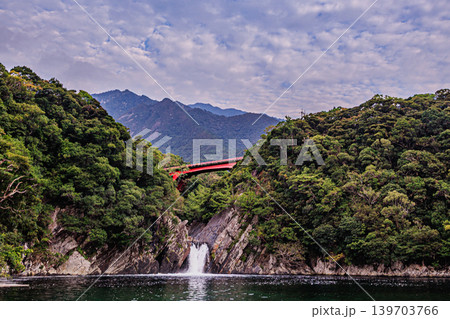 雲が広がる空とトローキの滝が美しい屋久島の風景 139703766