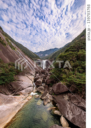 屋久島千尋の滝と花崗岩の一枚岩が織りなす壮大な景観 139703768