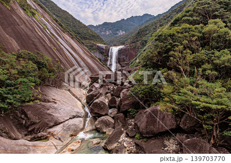 巨岩と原生林に囲まれた屋久島千尋の滝の絶景 巨岩と原生林に囲まれた屋久島千尋の滝の絶景 139703770