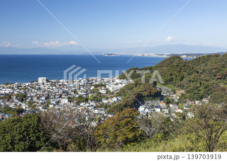 葉山仙元山 展望台から見た相模湾と江の島と富士山 葉山仙元山 展望台から見た相模湾と江の島と富士山 139703919