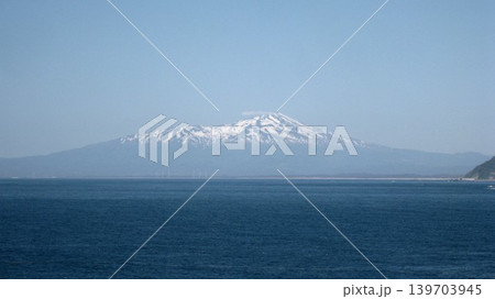 快晴の青空をバックに残雪の鳥海山の風景を撮影 139703945
