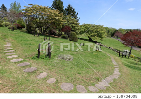 五月六日の北海道、小樽市、小樽の手宮公園、正式には手宮緑化植物園、春の花咲き乱れる港湾を望む公園です 五月六日の北海道、小樽市、小樽の手宮公園、正式には手宮緑化植物園、春の花咲き乱れる港湾を望む公園です 139704009