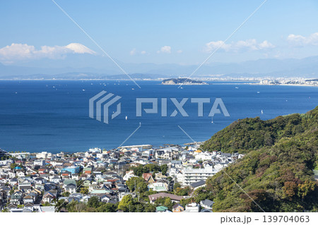 葉山仙元山 山頂から見る江の島と富士山と相模湾 葉山仙元山 山頂から見る江の島と富士山と相模湾 139704063