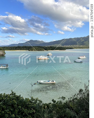 石垣島・川平湾の美しい海に浮かぶグラスボート 139704589
