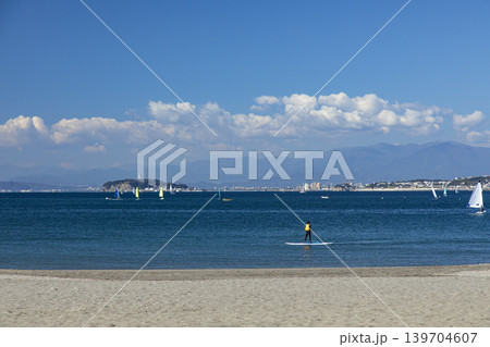 葉山森戸海岸 江の島と綺麗な青空 葉山森戸海岸 江の島と綺麗な青空 139704607