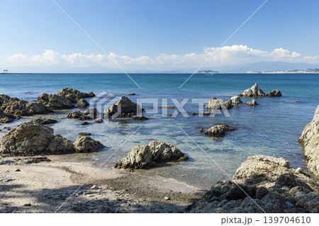 葉山森戸海岸 岩場と遠浅の海 葉山森戸海岸 岩場と遠浅の海 139704610