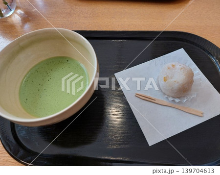 お抹茶と和菓子のセットが黒いお盆に載っている お抹茶と和菓子のセットが黒いお盆に載っている 139704613