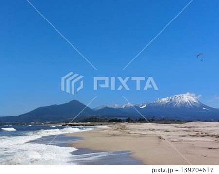雪をかぶった大山と日本海とパラグライダー 139704617