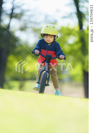 オフロードコースでキックバイクを練習する2歳の男の子 139704631