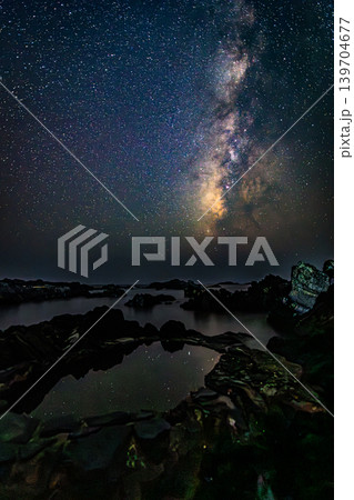 星空と天の川が輝く屋久島湯泊温泉露天風呂の夜景 139704677