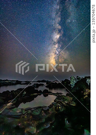 屋久島湯泊温泉露天風呂に広がる満天の星空と天の川 屋久島湯泊温泉露天風呂に広がる満天の星空と天の川 139704678
