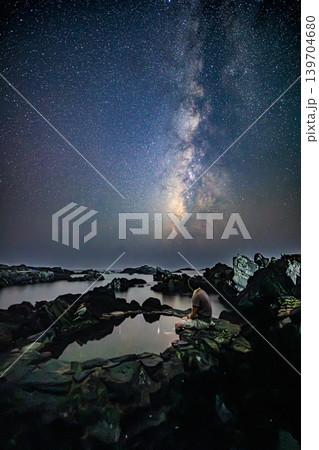 星空を映す湯泊温泉露天風呂と屋久島の夜空 139704680