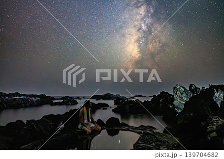 南の島の夜空を彩る湯泊温泉露天風呂の星景色 南の島の夜空を彩る湯泊温泉露天風呂の星景色 139704682