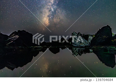 静寂の湯泊温泉露天風呂に降り注ぐ満天の星 139704684