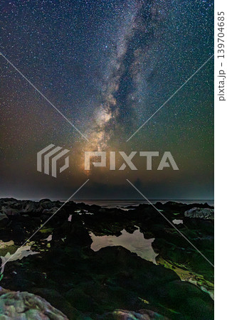屋久島の海辺に広がる星空と天の川の絶景 屋久島の海辺に広がる星空と天の川の絶景 139704685