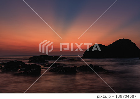 屋久島の海岸美・田代海岸枕状溶岩と夜明けの空 屋久島の海岸美・田代海岸枕状溶岩と夜明けの空 139704687