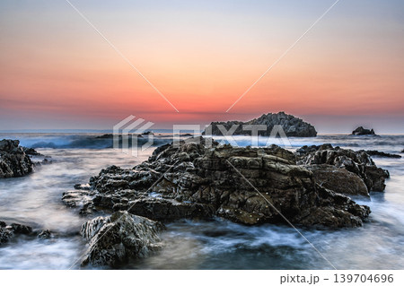 夜明けの海に浮かぶ田代海岸の岩礁風景 夜明けの海に浮かぶ田代海岸の岩礁風景 139704696