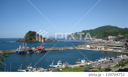 青空と青い海と新緑の山と港町の見える風景 青空と青い海と新緑の山と港町の見える風景 139704752