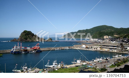 青空と青い海と新緑の山と港町の見える風景 青空と青い海と新緑の山と港町の見える風景 139704753