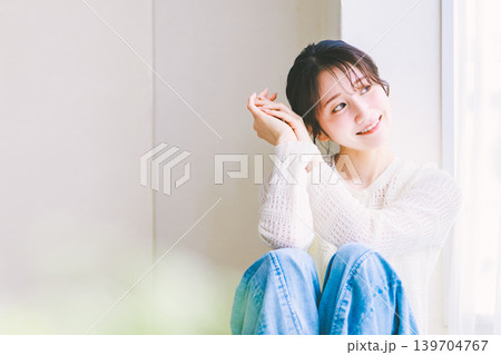 椅子に座るジーンズの若い女性 139704767
