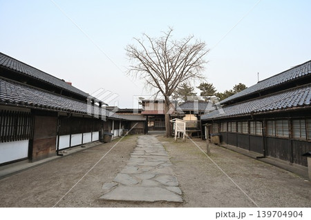 山居倉庫と百葉箱(山形県酒田市) 山居倉庫と百葉箱(山形県酒田市) 139704904