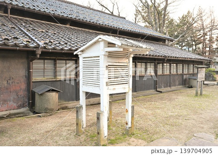 山居倉庫と百葉箱（山形県酒田市） 139704905