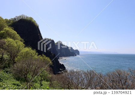 五月初旬の北海道、小樽市、オタモイ海岸に残る龍宮閣、オタモイ遊園地と断崖絶壁のオタモイ海岸を散歩する 139704921