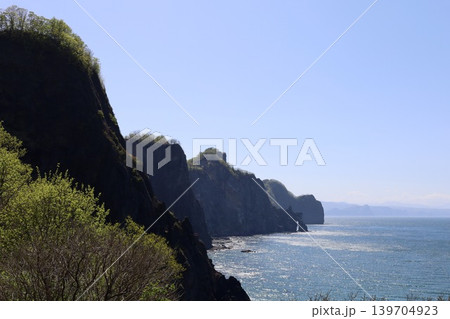 五月初旬の北海道、小樽市、オタモイ海岸に残る龍宮閣、オタモイ遊園地と断崖絶壁のオタモイ海岸を散歩する 139704923
