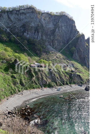 五月初旬の北海道、小樽市、オタモイ海岸に残る龍宮閣、オタモイ遊園地と断崖絶壁のオタモイ海岸を散歩する 五月初旬の北海道、小樽市、オタモイ海岸に残る龍宮閣、オタモイ遊園地と断崖絶壁のオタモイ海岸を散歩する 139704941