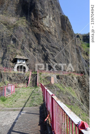 五月初旬の北海道、小樽市、オタモイ海岸に残る龍宮閣、オタモイ遊園地と断崖絶壁のオタモイ海岸を散歩する 139704942