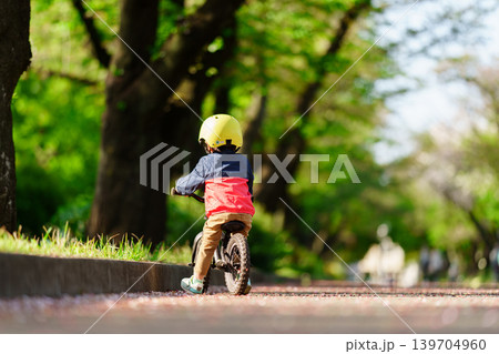 公園でキックバイクを練習する2歳の男の子 139704960