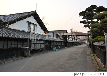 山居倉庫の歴史ある街並み（山形県酒田市） 139704981