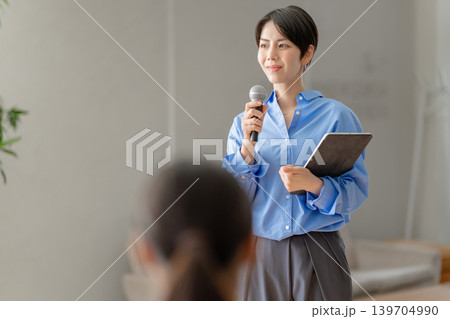 マイクを持って話す女性 139704990