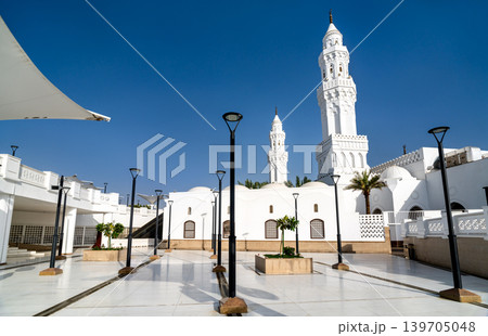 The beautiful white facade and minarets of Masjid al Qiblatayn under a clear blue sky in Madinah, Saudi Arabia. 139705048