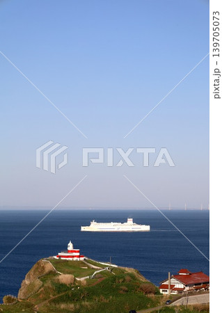 五月初旬の北海道、小樽市、祝津パノラマ展望台から望む日本海の景色と沖を航行する春のフェリー 五月初旬の北海道、小樽市、祝津パノラマ展望台から望む日本海の景色と沖を航行する春のフェリー 139705073