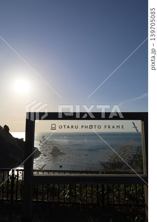 五月初旬の北海道、小樽市、祝津パノラマ展望台から望む日本海の景色と沖を航行する春のフェリー 五月初旬の北海道、小樽市、祝津パノラマ展望台から望む日本海の景色と沖を航行する春のフェリー 139705085