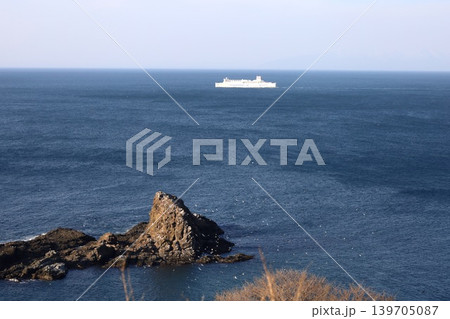 五月初旬の北海道、小樽市、祝津パノラマ展望台から望む日本海の景色と沖を航行する春のフェリー 五月初旬の北海道、小樽市、祝津パノラマ展望台から望む日本海の景色と沖を航行する春のフェリー 139705087