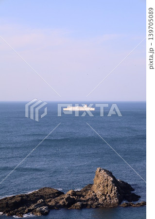 五月初旬の北海道、小樽市、祝津パノラマ展望台から望む日本海の景色と沖を航行する春のフェリー 五月初旬の北海道、小樽市、祝津パノラマ展望台から望む日本海の景色と沖を航行する春のフェリー 139705089