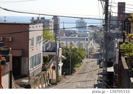 五月初旬の北海道、小樽、船見坂、ふなみざか、映画やドラマの舞台になったこの坂で船を望む、映画のロケ地 五月初旬の北海道、小樽、船見坂、ふなみざか、映画やドラマの舞台になったこの坂で船を望む、映画のロケ地 139705310