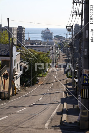五月初旬の北海道、小樽、船見坂、ふなみざか、映画やドラマの舞台になったこの坂で船を望む、映画のロケ地 五月初旬の北海道、小樽、船見坂、ふなみざか、映画やドラマの舞台になったこの坂で船を望む、映画のロケ地 139705312