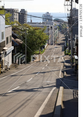 五月初旬の北海道、小樽、船見坂、ふなみざか、映画やドラマの舞台になったこの坂で船を望む、映画のロケ地 五月初旬の北海道、小樽、船見坂、ふなみざか、映画やドラマの舞台になったこの坂で船を望む、映画のロケ地 139705316