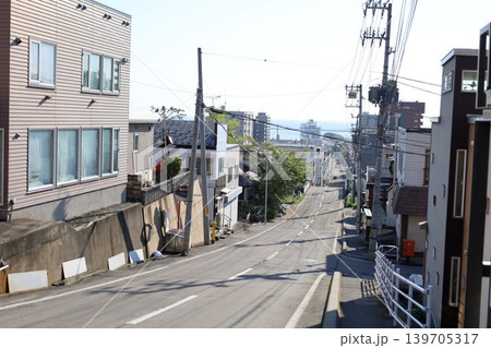 五月初旬の北海道、小樽、船見坂、ふなみざか、映画やドラマの舞台になったこの坂で船を望む、映画のロケ地 五月初旬の北海道、小樽、船見坂、ふなみざか、映画やドラマの舞台になったこの坂で船を望む、映画のロケ地 139705317