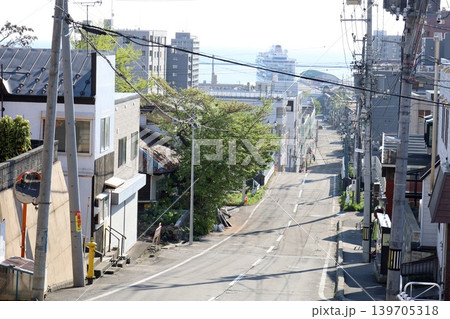 五月初旬の北海道、小樽、船見坂、ふなみざか、映画やドラマの舞台になったこの坂で船を望む、映画のロケ地 五月初旬の北海道、小樽、船見坂、ふなみざか、映画やドラマの舞台になったこの坂で船を望む、映画のロケ地 139705318