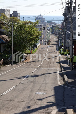 五月初旬の北海道、小樽、船見坂、ふなみざか、映画やドラマの舞台になったこの坂で船を望む、映画のロケ地 139705320